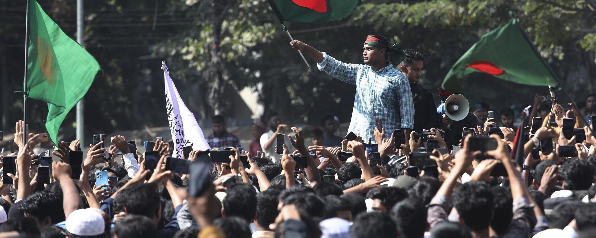 Lawyers shout slogans during a protest over the killing of a colleague in a daylong violence yesterday over the arrest of a prominent minority Hindu leader, in Chattogram in southeastern Bangladesh, Wednesday, Nov. 27, 2024. - Sputnik India, 1920, 28.11.2024