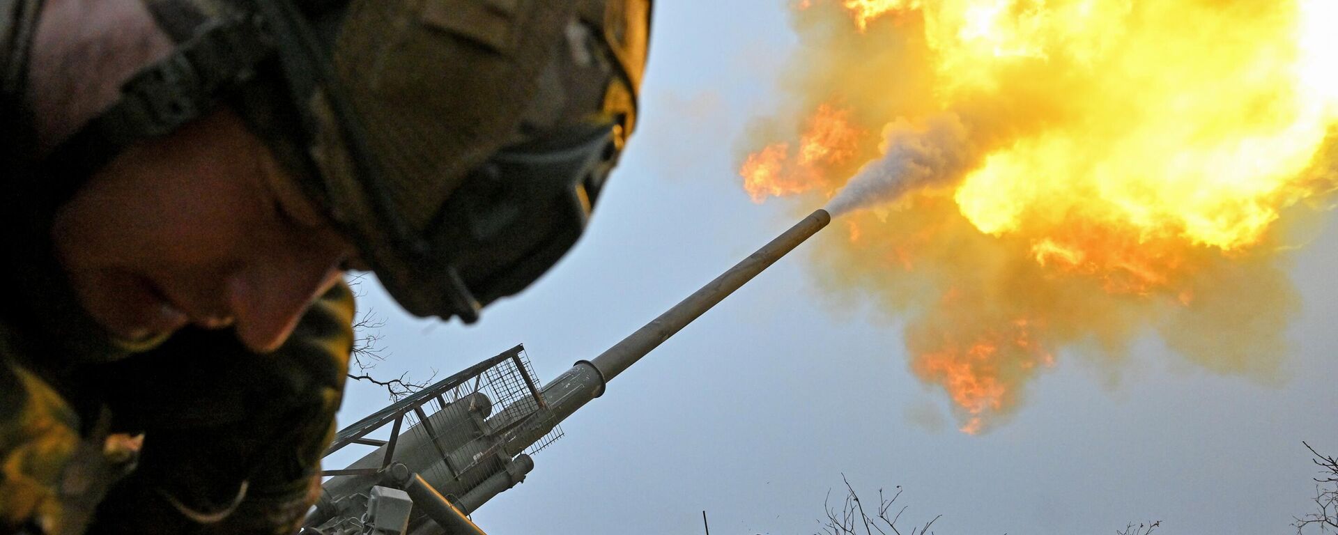 Russian servicemen of the Tsentr group of forces fire a 2S7 Malka self-propelled howitzer towards Ukrainian positions in the Krasnoarmeysk (Pokrovsk) sector of the frontline amid Russia's military operation in Ukraine. - Sputnik भारत, 1920, 18.01.2025