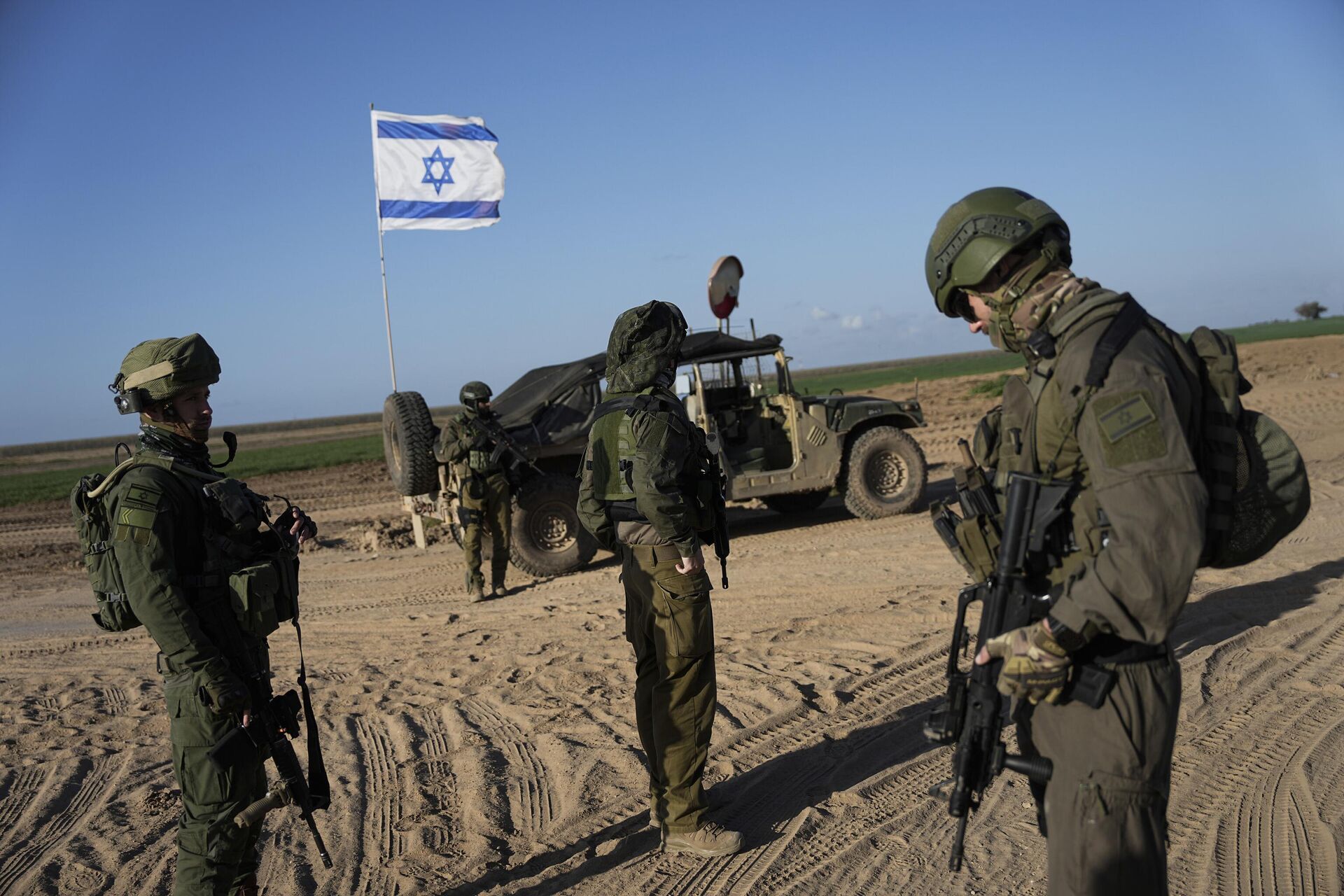 Israeli soldiers are seen near the Gaza Strip border in southern Israel, Monday, March 4, 2024 - Sputnik India, 1920, 31.12.2024