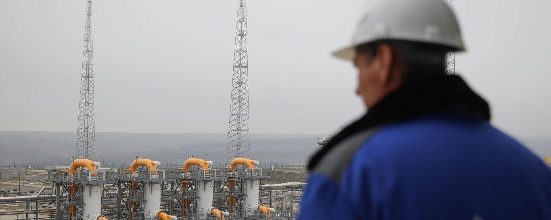 An employee looks over at Kazachya gas compressor station, a facility of Gazprom's TurkStream gas pipeline, in Krasnodar region, Russia. - Sputnik भारत, 1920, 16.10.2025