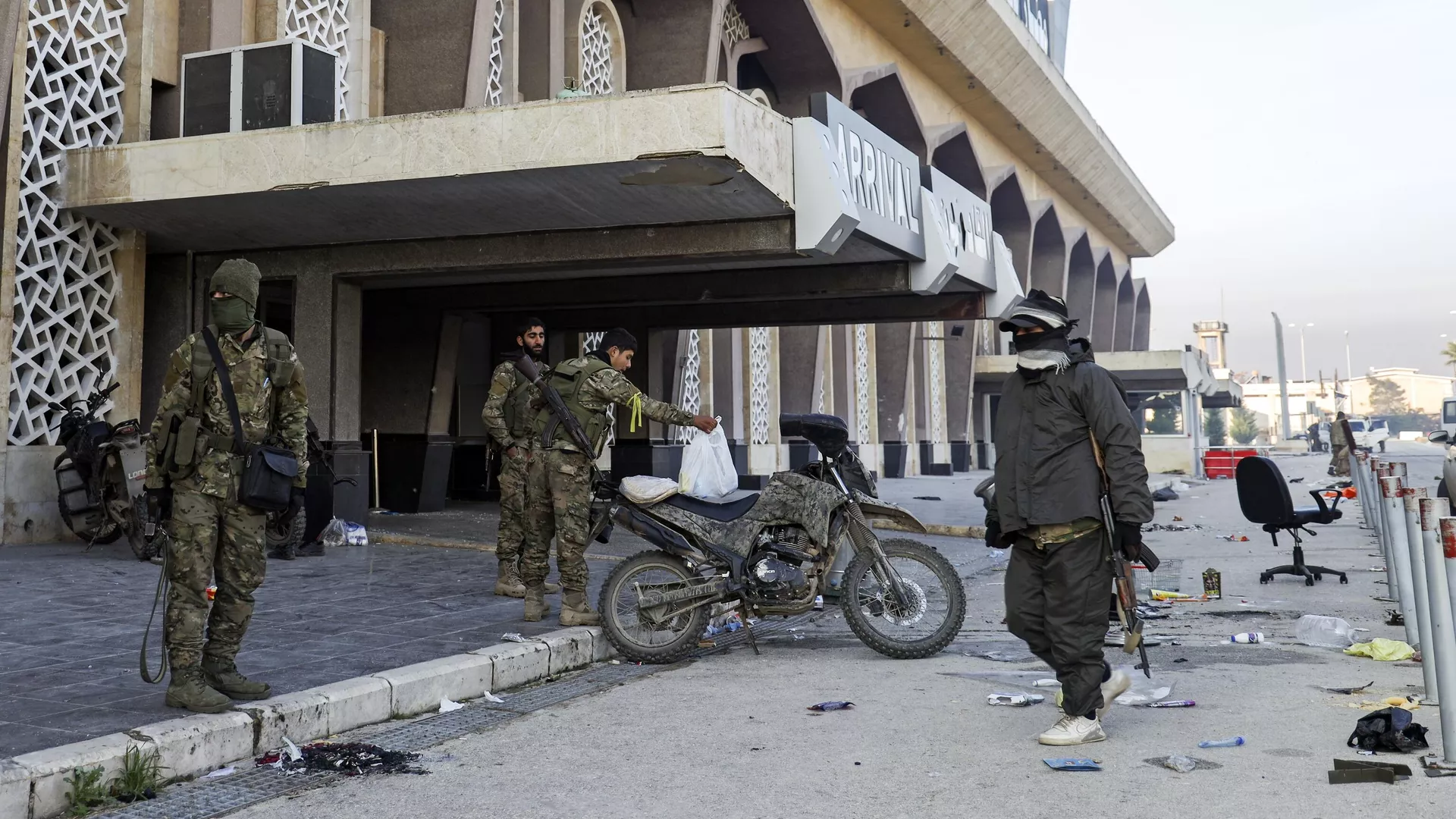 Бойцы сирийской оппозиции у выхода на посадку в международном аэропорту Алеппо