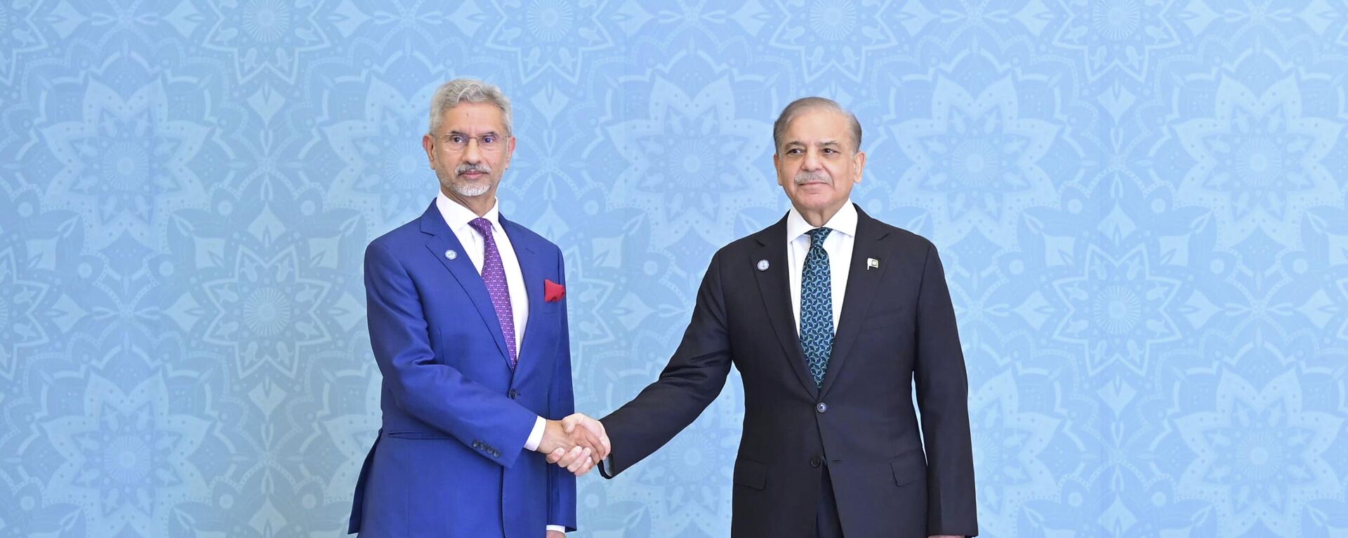 In this photo released by the Press Information Department, India's Minister for External Affairs Subrahmanyam Jaishankar, left, shakes hand with Pakistani Prime Minister Shehbaz Sharif as he arrives to attend Shanghai Cooperation Organization (SCO) meeting, in Islamabad, Pakistan, Wednesday, Oct. 16, 2024. (Press Information Department via AP) - Sputnik India, 1920, 09.12.2024