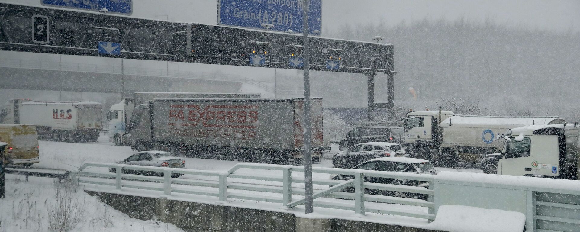 Vehicles crawl along a road as heavy snow falls in south east England - Sputnik भारत, 1920, 10.12.2024