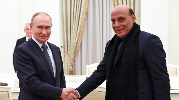 8825802 10.12.2024 10 декабря 2024. Президент РФ Владимир Путин и министр обороны Индии Раджнатх Сингх (справа) во время встречи. Софья Сандурская / POOL - Sputnik भारत