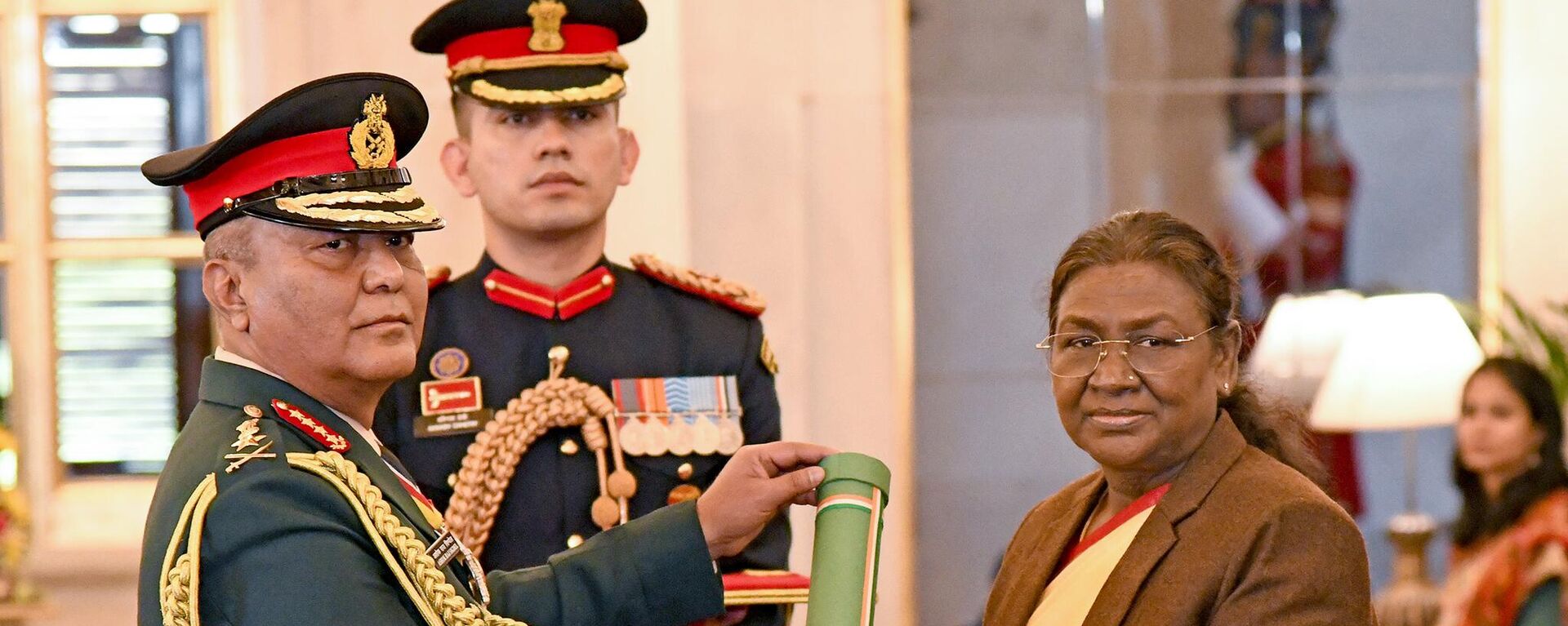 Indian President Droupadi Murmu and Nepali Army Chief General Ashok Raj Sigdel - Sputnik भारत, 1920, 12.12.2024