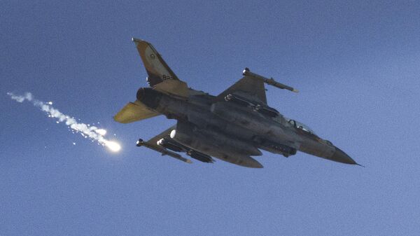 An Israeli fighter jet releases flares as it flies over the Gaza Strip, as seen from southern Israel, Dec. 9, 2023.  - Sputnik भारत