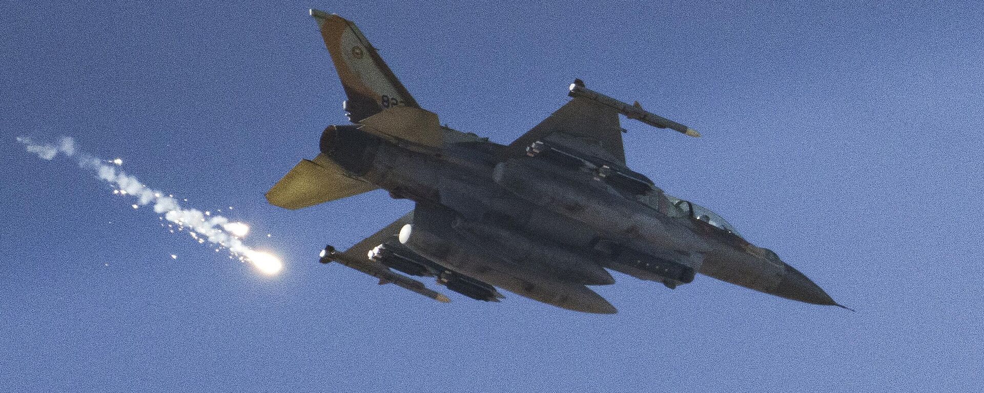 An Israeli fighter jet releases flares as it flies over the Gaza Strip, as seen from southern Israel, Dec. 9, 2023.  - Sputnik भारत, 1920, 16.12.2024