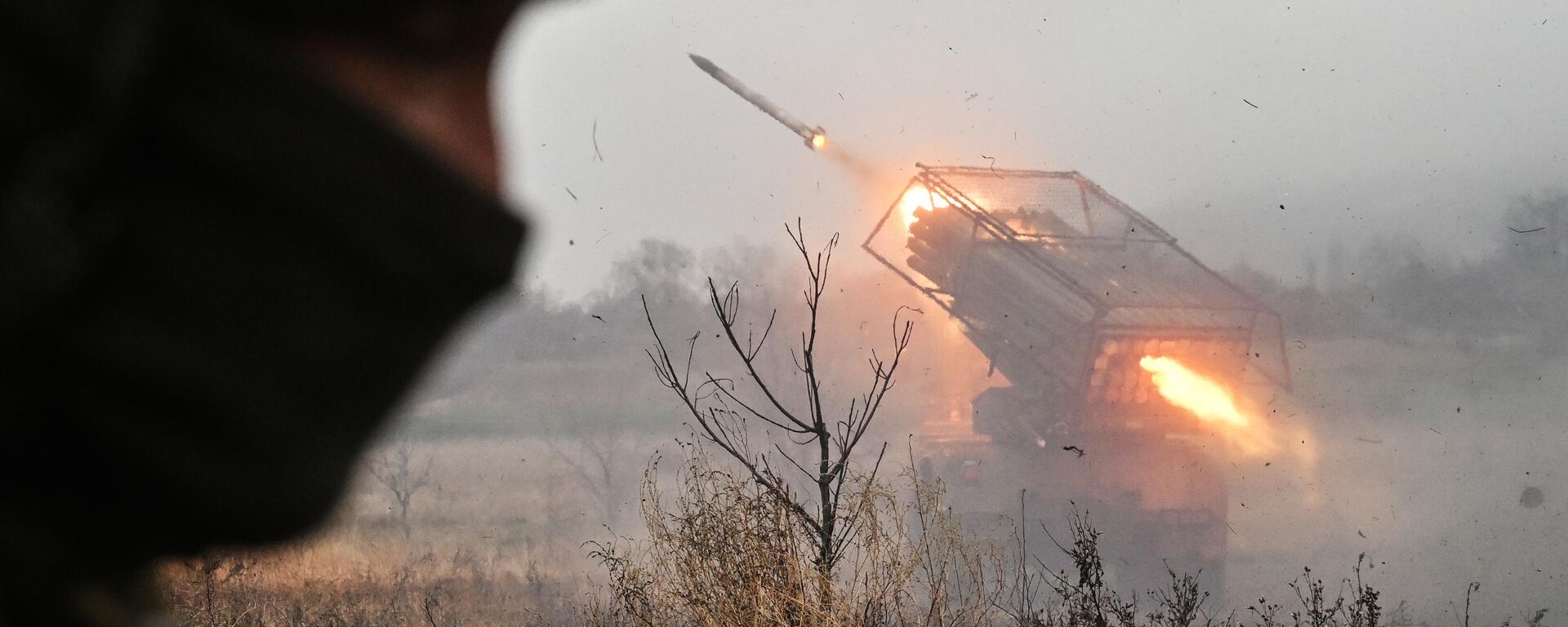 Russian servicemen of the Tsentr Battlegroup of forces fire a BM-21 Grad multiple rocket launcher towards Ukrainian positions in the Krasnoarmeysk sector of the frontline amid Russia's military operation in Ukraine. - Sputnik भारत, 1920, 09.01.2025