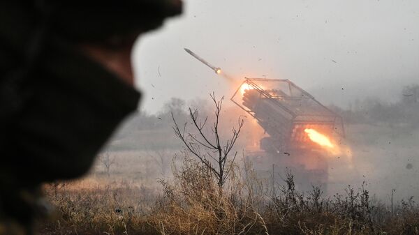 Russian servicemen of the Tsentr Battlegroup of forces fire a BM-21 Grad multiple rocket launcher towards Ukrainian positions in the Krasnoarmeysk sector of the frontline amid Russia's military operation in Ukraine. - Sputnik भारत