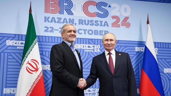  October 23, 2024, Russian President Vladimir Putin and Iranian President Masoud Pezeshkian (left) during a meeting at the XVI BRICS Summit in Kazan. Alexander Kazakov / POOL. - Sputnik India