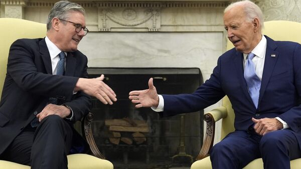 President Joe Biden meets with British Prime Minister Keir Starmer in the Oval Office of the White House, Wednesday, July 10, 2024, in Washington. (AP Photo/Evan Vucci) - Sputnik India