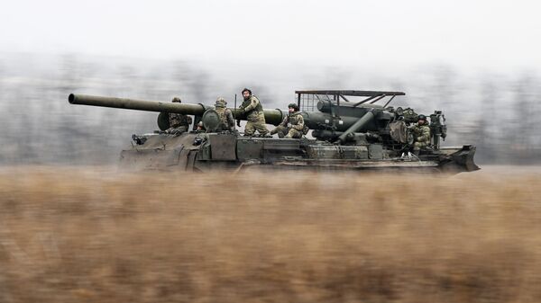 Russian servicemen of the Tsentr Battlegroup of forces ride on a 2S7 Malka self-propelled howitzer towards Ukrainian positions near Krasnoarmeysk  - Sputnik भारत