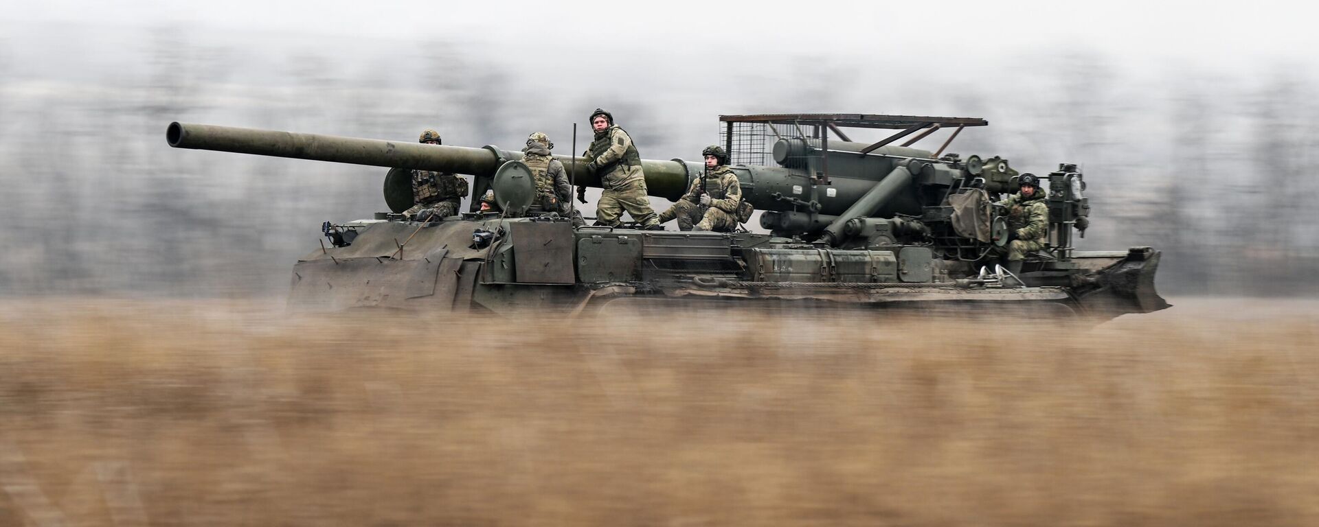 Russian servicemen of the Tsentr Battlegroup of forces ride on a 2S7 Malka self-propelled howitzer towards Ukrainian positions near Krasnoarmeysk  - Sputnik भारत, 1920, 11.01.2025