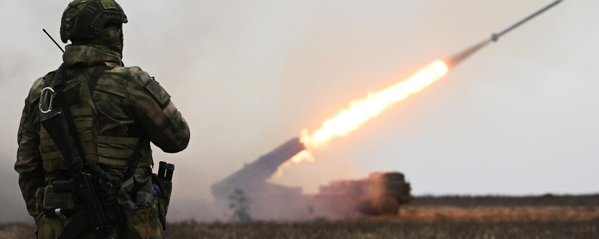 Russian servicemen fire a BM-27 Uragan (Hurricane) multiple rocket launcher towards Ukrainian positions - Sputnik भारत, 1920, 12.01.2025