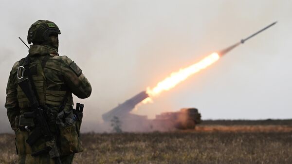 Russian servicemen fire a BM-27 Uragan (Hurricane) multiple rocket launcher towards Ukrainian positions - Sputnik India