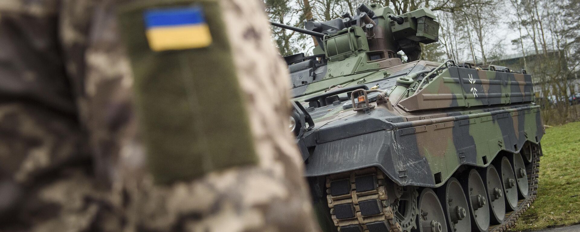  A Ukrainian soldier is standing in front of a Marder infantry fighting vehicle at the German forces Bundeswehr training area in Munster, Germany, on Feb. 20, 2023. - Sputnik भारत, 1920, 17.01.2025