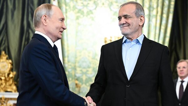 Russian President Vladimir Putin and Iranian President Masoud Pezeshkian (right) during a meeting in Moscow, 17 January 2025.

Президент РФ Владимир Путин и президент Ирана Масуд Пезешкиан (справа) во время встречи в Москве - Sputnik India