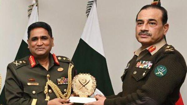 Pakistani Army Chief General Syed Asim Munir and Bangladeshi Lt. Gen. SM Kamrul Hassan  - Sputnik India