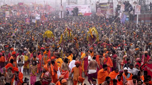 Naga Sadhus of Juna Akhara arrive for ritualistic dip at Sangam, the confluence of the Rivers Ganges, Yamuna and mythical Saraswati on one of the most auspicious day Makar Sankranti, for the Maha Kumbh festival in Prayagraj, India, Tuesday, Jan. 14, 2025. (AP Photo/Rajesh Kumar Singh) - Sputnik India