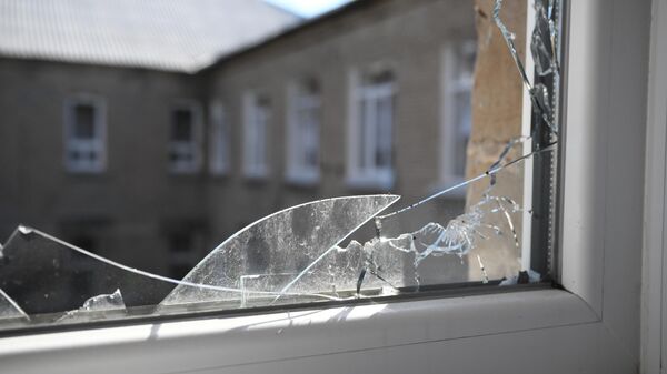 A broken school window is seen after a recent shelling of the Petrovsky district of Donetsk, DPR, Ukraine - Sputnik भारत