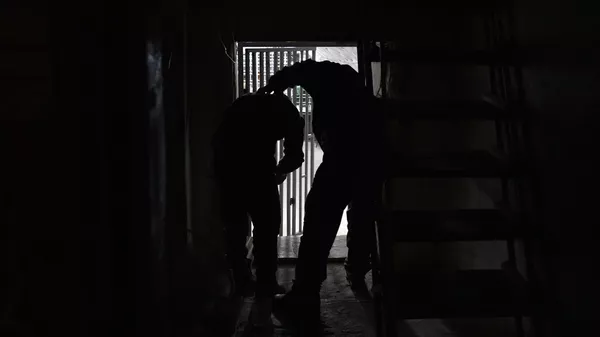 Russian military police officer escorts a Ukrainian PoW  - Sputnik भारत