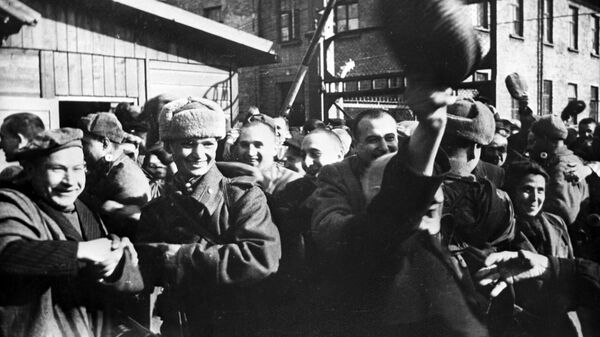 Prisoners of Auschwitz are meeting their liberators from the Soviet Red Army. - Sputnik India