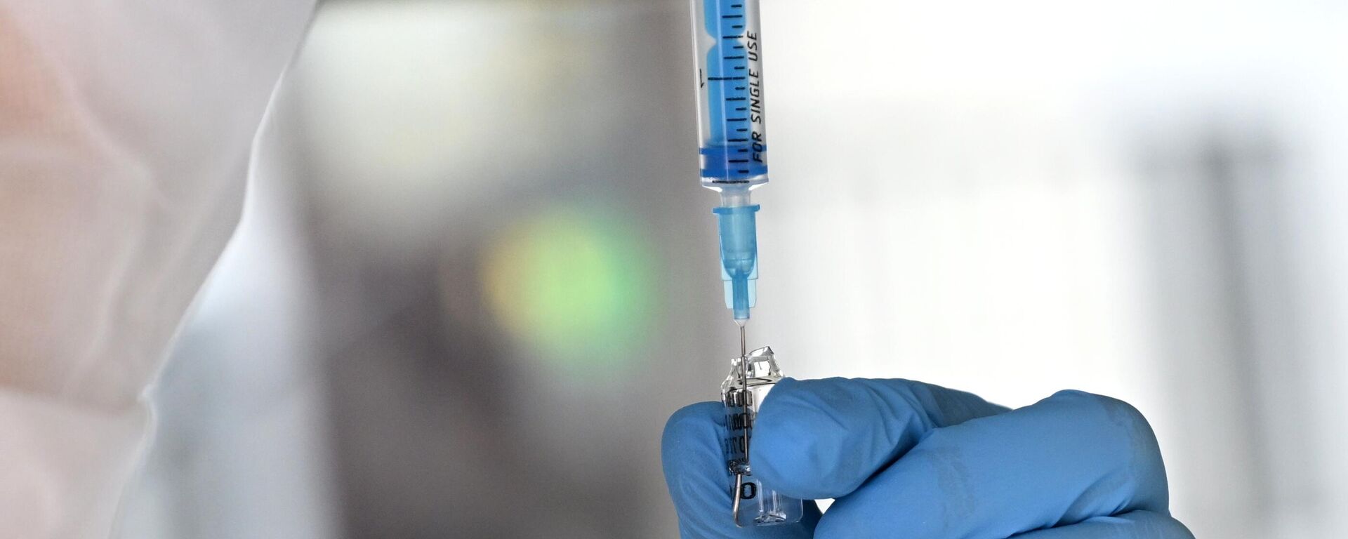 A medic fills a syringe with a vaccine  - Sputnik भारत, 1920, 27.01.2025