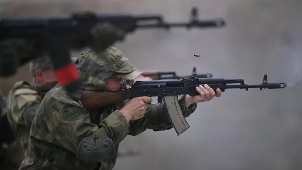 Volunteers fire Kalashnikov assault rifles at the Spetsnaz (special forces) training base in Gudermes, Russia. - Sputnik भारत