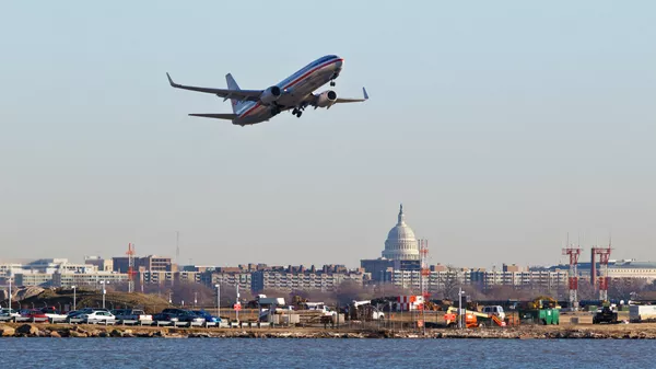 An American Airlines jet takes off from Reagan National Airport in Washington - Sputnik भारत