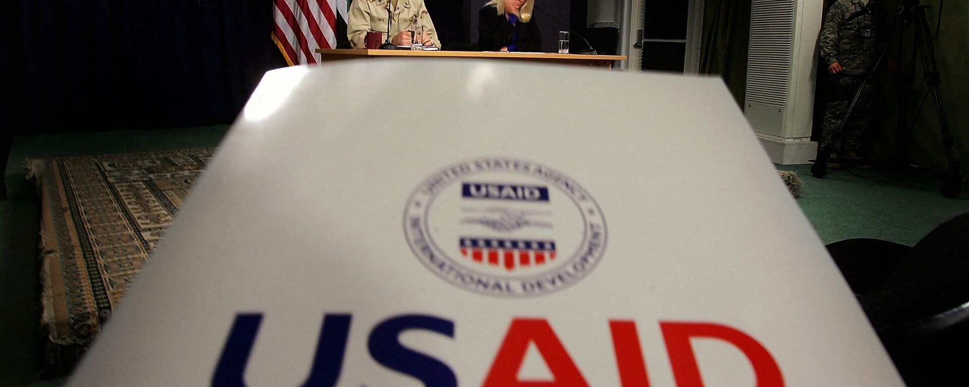 Denise Herbol (C-R), deputy director of the United States Agency for International Development – Iraq (USAID), and Rear Adm. Gregory Smith (L), director of the Multi-National Force-Iraq's Communications Division hold a joint press conference at the heavily fortified Green Zone area in Baghdad, 13 January 2008 - Sputnik भारत, 1920, 03.02.2025