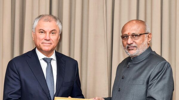 Maharashtra Governor C.P. Radhakrishnan welcomes Russian State Duma Chairman Vyacheslav Volodin at Raj Bhavan - Sputnik India