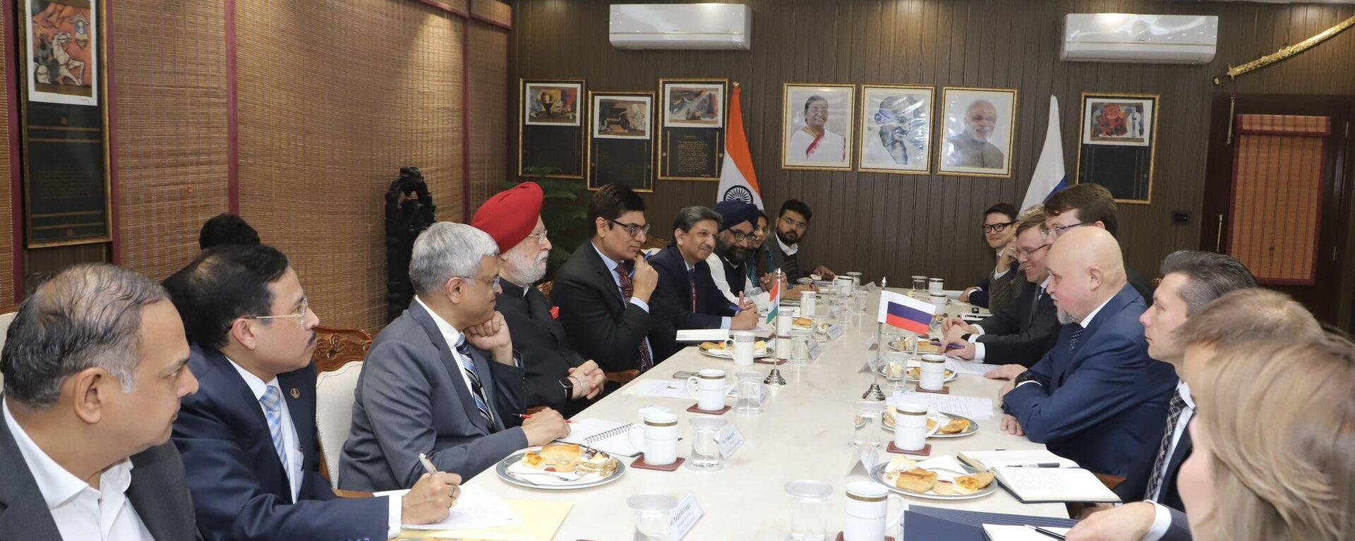 Union Minister Hardeep Singh Puri discusses strengthening cooperation with Russian Energy Minister Sergey Tysvilev - Sputnik भारत, 1920, 05.02.2025