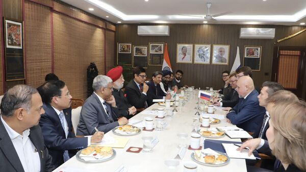 Union Minister Hardeep Singh Puri discusses strengthening cooperation with Russian Energy Minister Sergey Tysvilev - Sputnik भारत