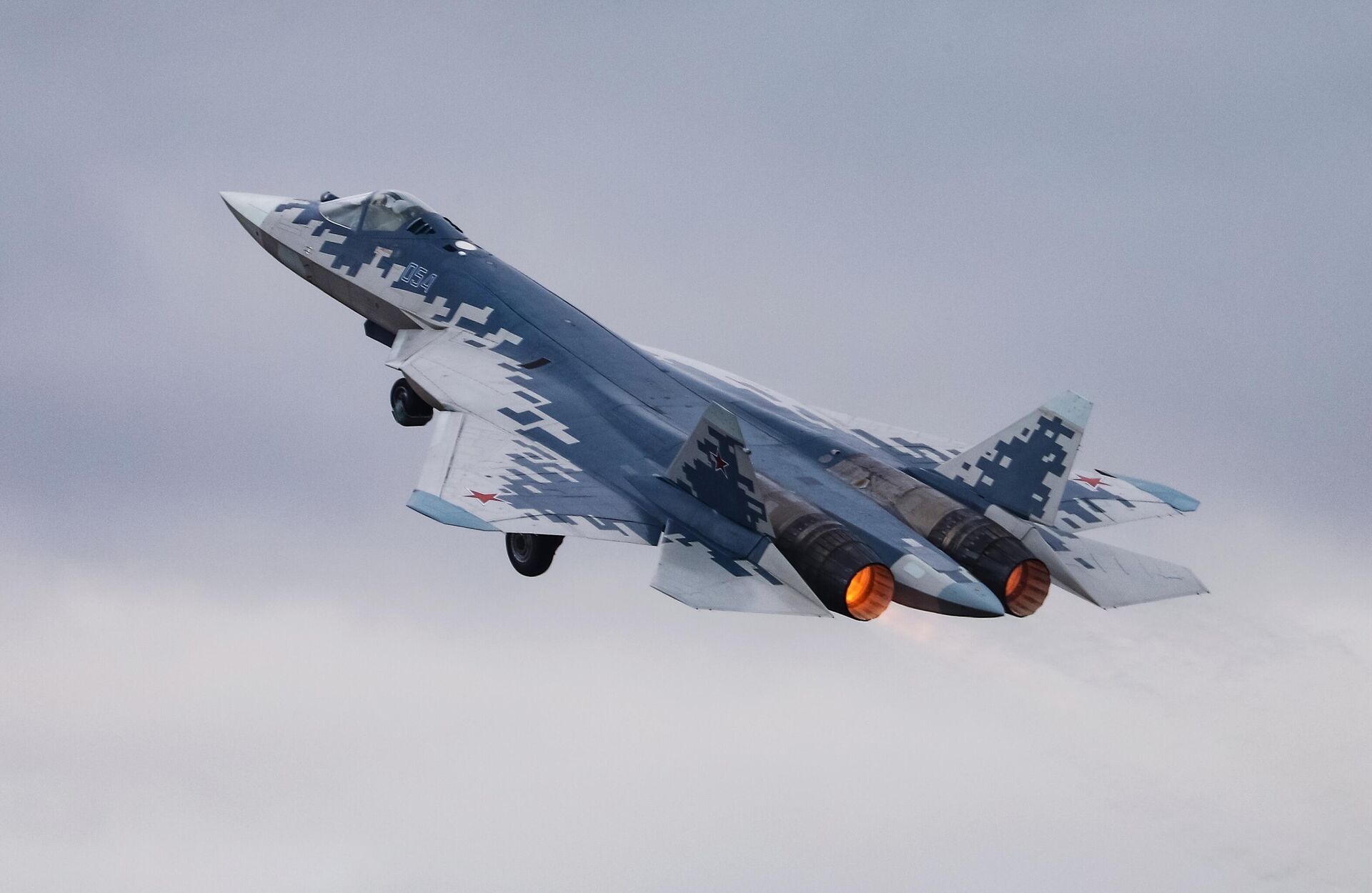 Russi's Su-57 is seen flying during an international air show in China. File photo Russi's Su-57 is seen flying during an international air show in China. File photo - Sputnik India, 1920, 06.06.2025