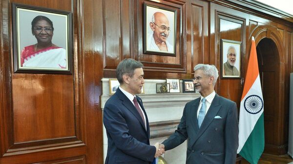 Indian MEA S Jaishankar and SCO Secretary-General Nurlan Yermekbayev in Delhi - Sputnik India