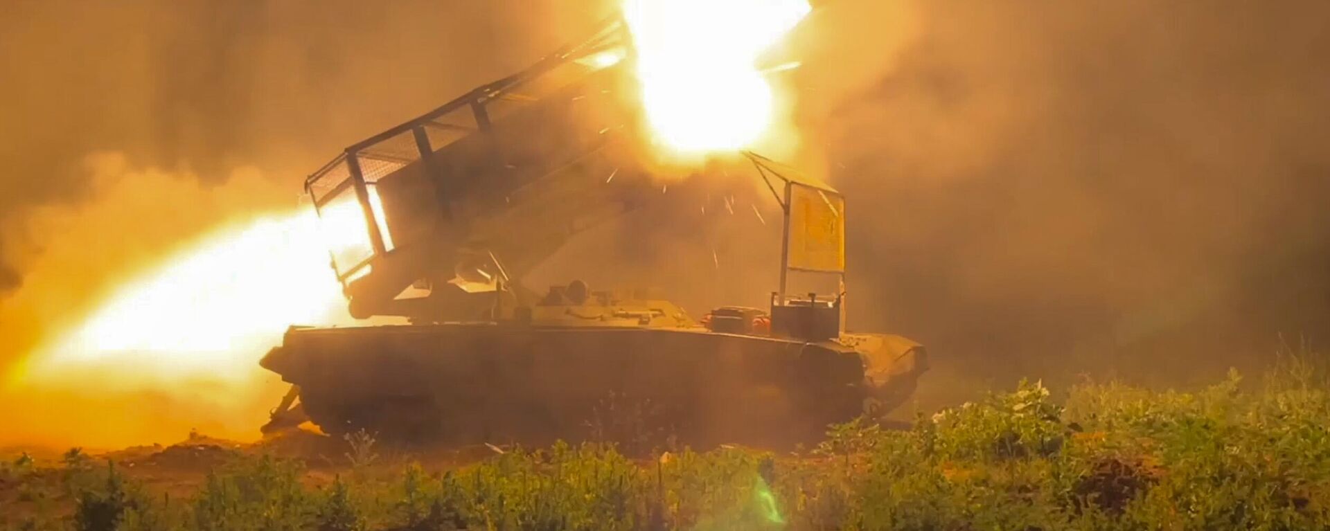 In this photo taken from a video released by Russian Defense Ministry press service on Wednesday, Nov. 13, 2024, the Russian army's multiple rocket launcher Solntsepyok fires towards Ukrainian positions in the border area of Kursk region, Russia. - Sputnik भारत, 1920, 10.02.2025