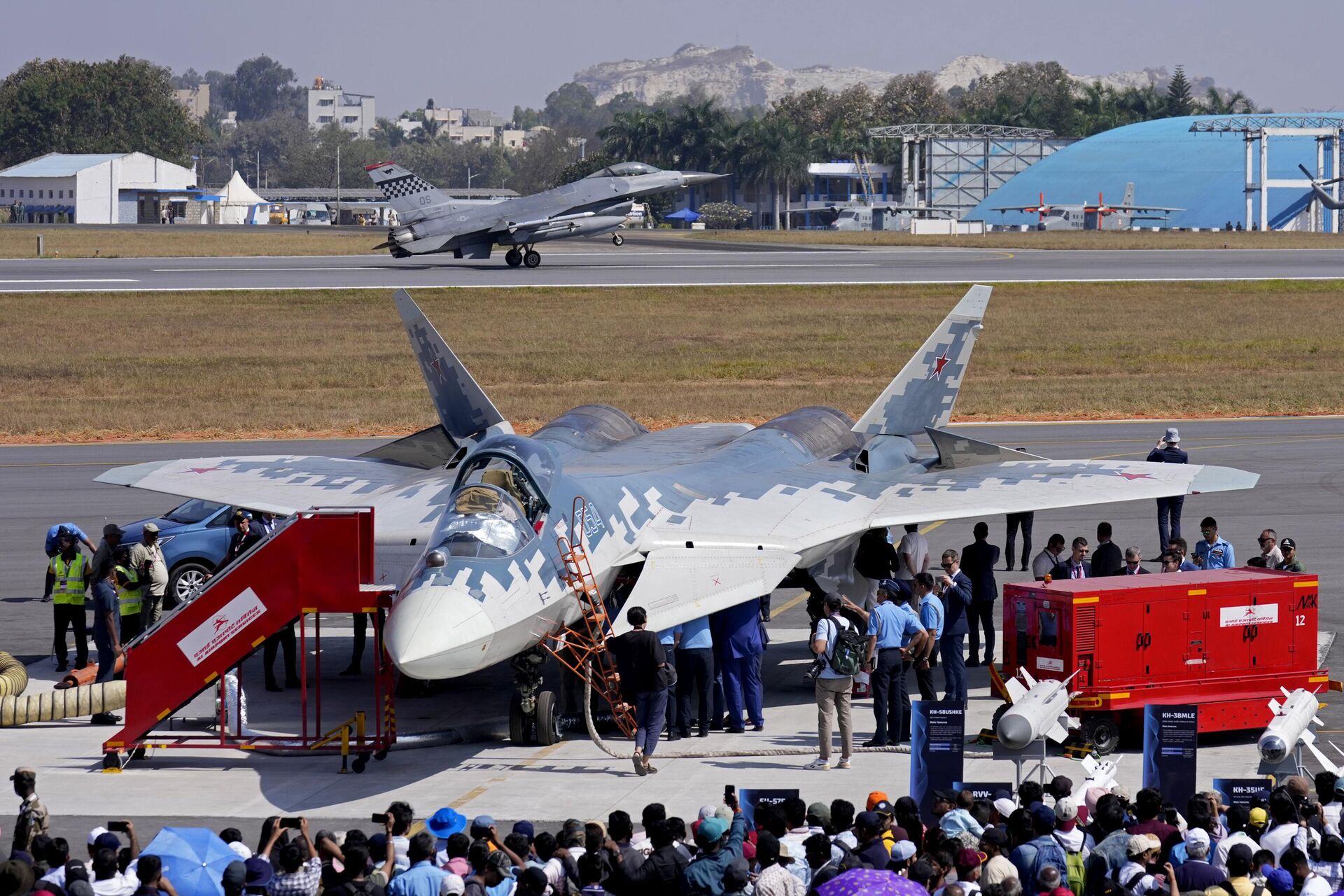 U.S. Air Force fighter aircraft F-16 lands after performing as Indian Air Force officials check out Russia's Su-57 fighter aircraft, on display at the Aero India 2025, a biennial event, at Yelahanka air base in Bengaluru, India, Thursday, Feb. 13, 2025. (AP Photo/Aijaz Rahi) - Sputnik India, 1920, 17.02.2025