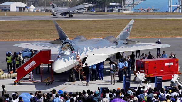 U.S. Air Force fighter aircraft F-16 lands after performing as Indian Air Force officials check out Russia's Su-57 fighter aircraft, on display at the Aero India 2025, a biennial event, at Yelahanka air base in Bengaluru, India, Thursday, Feb. 13, 2025. (AP Photo/Aijaz Rahi) - Sputnik India