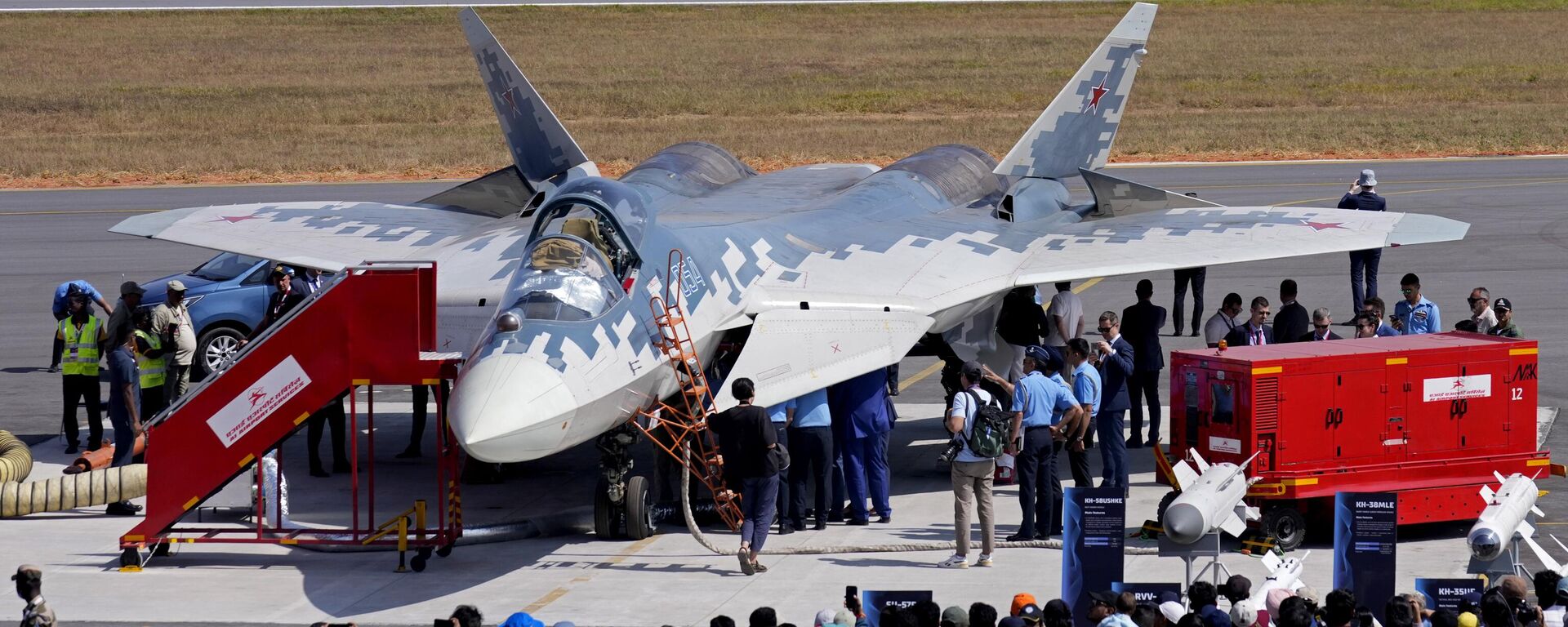 U.S. Air Force fighter aircraft F-16 lands after performing as Indian Air Force officials check out Russia's Su-57 fighter aircraft, on display at the Aero India 2025, a biennial event, at Yelahanka air base in Bengaluru, India, Thursday, Feb. 13, 2025. (AP Photo/Aijaz Rahi) - Sputnik India, 1920, 06.06.2025