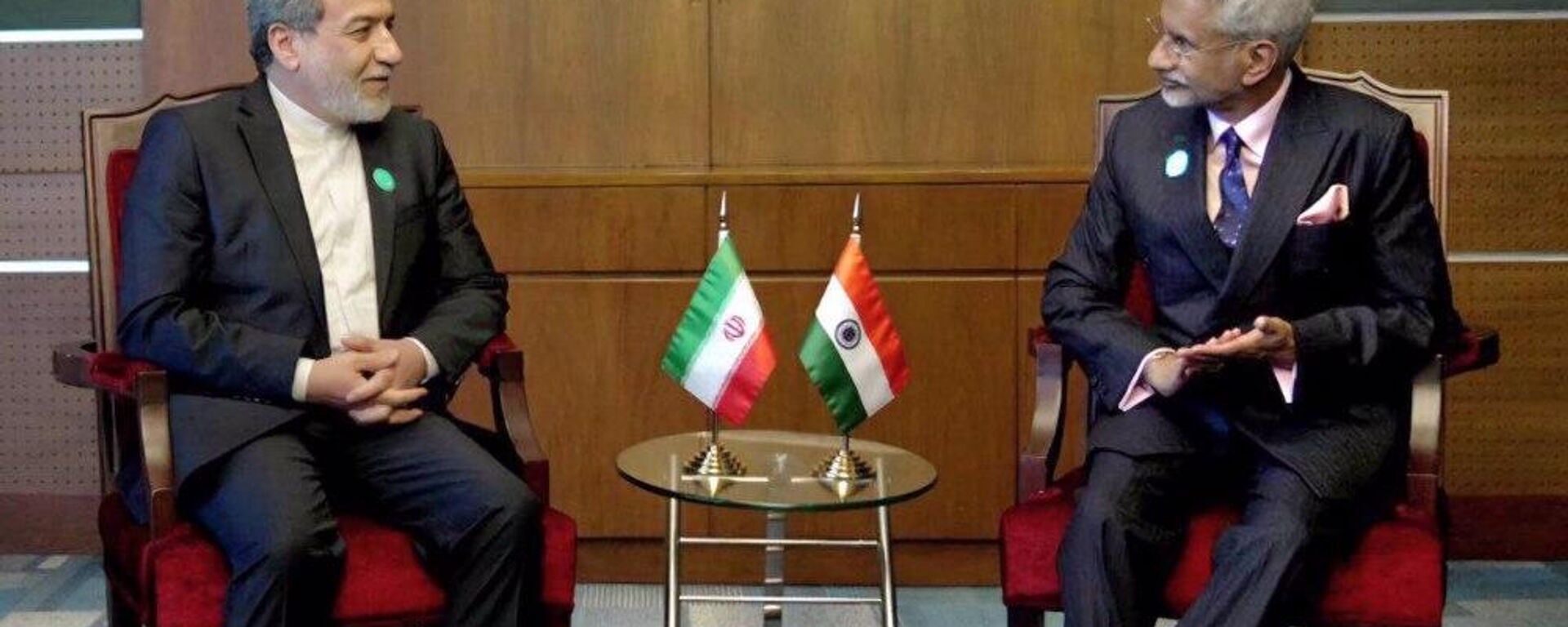 India’s Minister of External Affairs S Jaishankar and Iran’s Foreign Minister Seyed Abbas Araghchi during their meeting in Muscat, while attending the Eighth Indian Ocean Rim Association (IORA) Conference - Sputnik India, 1920, 20.02.2025