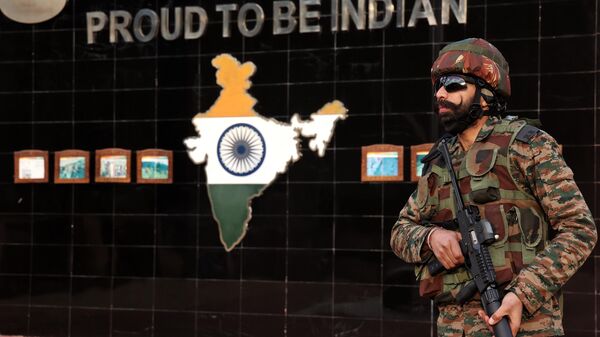 Indian army soldiers stand alert ahead of India's Republic Day in Keran, Kupwara, Jammu and Kashmir, India, on January 23, 2025. Keran Valley is 145 km away from Srinagar, and Keran village lies on the Line of Control (LoC), where the Neelam River or Kishan Ganga River serves as a natural division between India and Pakistan. (Photo by Nasir Kachroo/NurPhoto via Getty Images) - Sputnik India