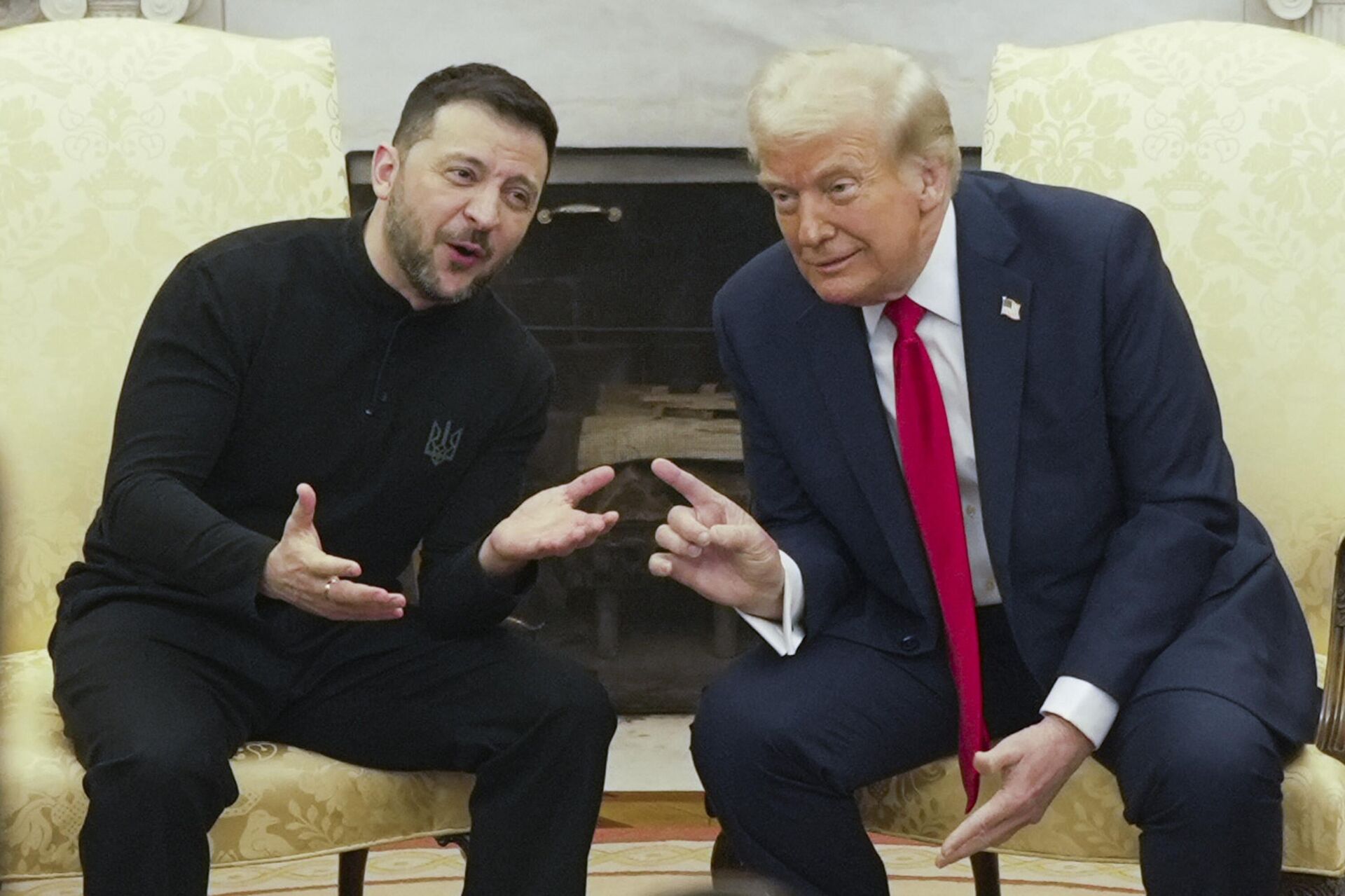 President Donald Trump, right, meets with Ukraine's Volodymyr Zelensky in the Oval Office at the White House, Friday, Feb. 28, 2025, in Washington.  - Sputnik भारत, 1920, 01.03.2025