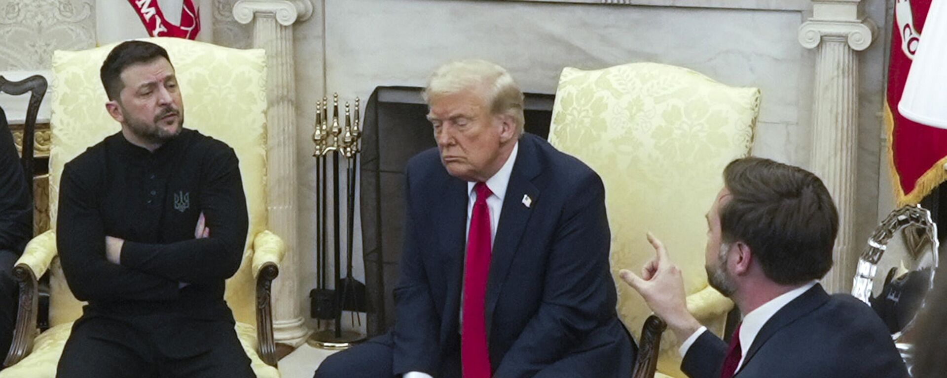 Vice President JD Vance, right, speaks with Ukraine's Volodymyr Zelensky, left, as President Donald Trump listens in the Oval Office at the White House, Friday, Feb. 28, 2025, in Washington.  - Sputnik भारत, 1920, 02.03.2025