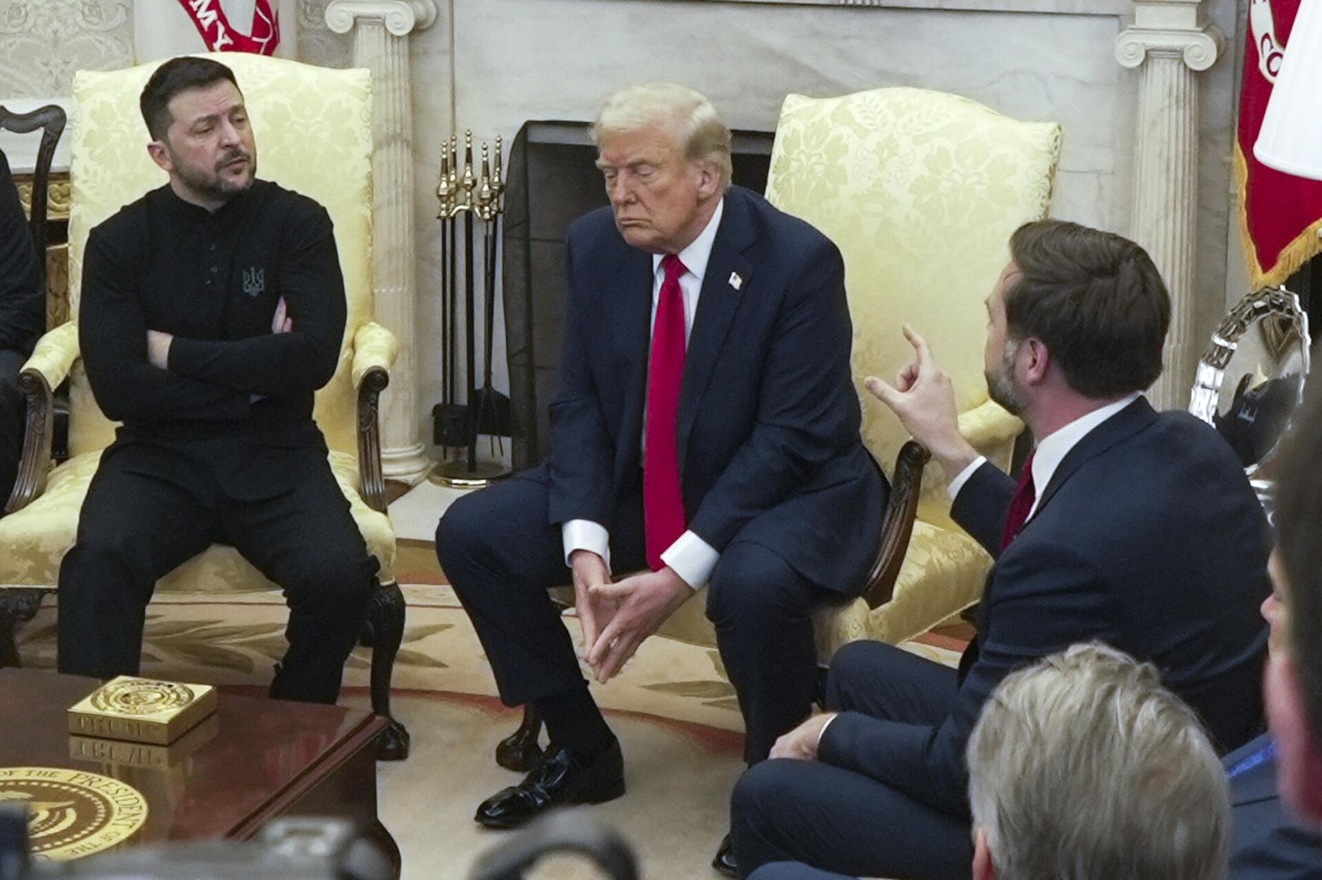 Vice President JD Vance, right, speaks with Ukraine's Volodymyr Zelensky, left, as President Donald Trump listens in the Oval Office at the White House, Friday, Feb. 28, 2025, in Washington.  - Sputnik भारत, 1920, 01.03.2025