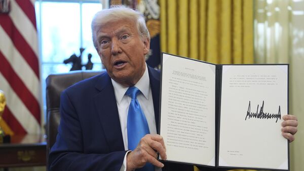 President Donald Trump holds an executive order regarding withdrawing from the United Nationals Human Rights Council in the Oval Office of the White House, Tuesday, Feb. 4, 2025, in Washington.  - Sputnik भारत