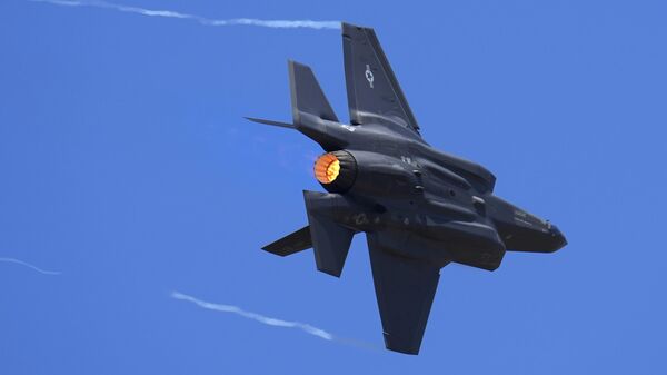  U.S. Air Force fighter aircraft F-35 performs aerobatic maneuvers at Aero India 2023, Tuesday, Feb. 14, 2023.  - Sputnik India