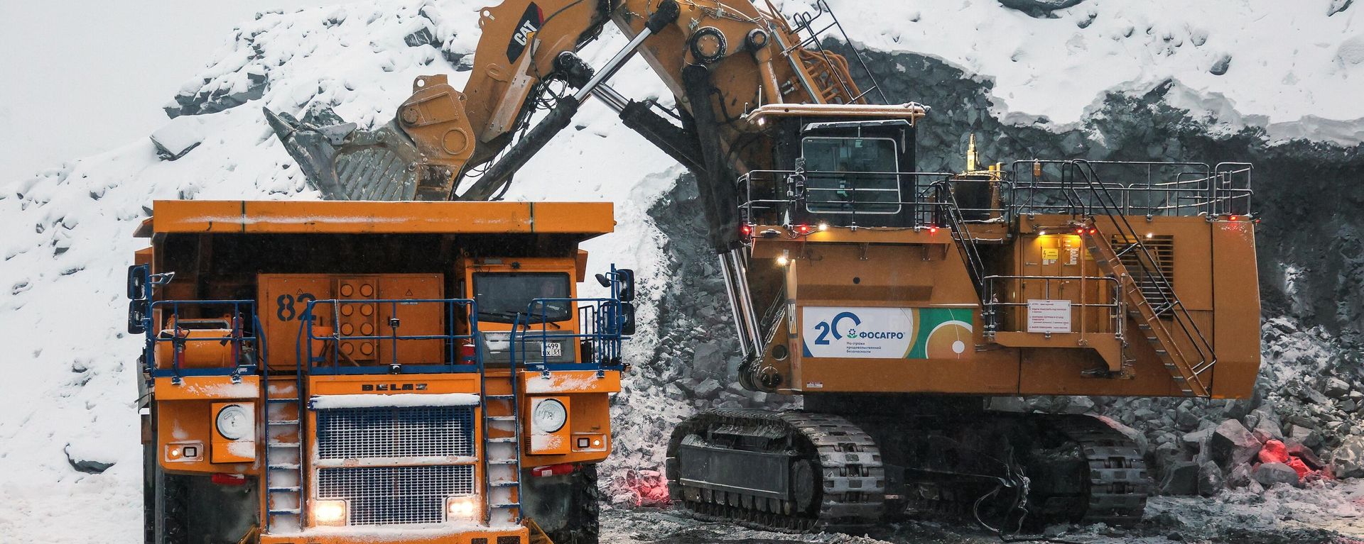 6689026 01.11.2021 A mining dump truck and an excavator at the Eastern mine of Kirovskoye JSC Apatit of the PhosAgro company. PhosAgro is the world’s largest producer of high-quality phosphate raw materials (with P2O5 content of more than 35.7%). Due to its volcanic origin, the ore mined by PhosAgro is rich in phosphorus (P2O5), aluminum (Al2O3), titanium (TiO2), and rare earth elements. Pavel Lvov  - Sputnik भारत, 1920, 04.06.2026