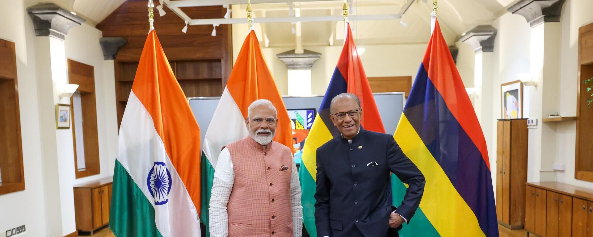 Indian PM Narendra Modi with Mauritius PM Navinchandra Ramgoolam - Sputnik India, 1920, 13.03.2025