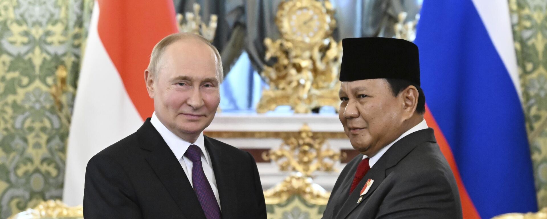 Russian President Vladimir Putin, left, and Indonesian Defence Minister and President-Elect Prabowo Subianto shake hands during their meeting at the Kremlin in Moscow, Russia, July 31, 2024. (Grigory Sysoyev, Sputnik, Kremlin Pool Photo via AP) - Sputnik India, 1920, 19.06.2025