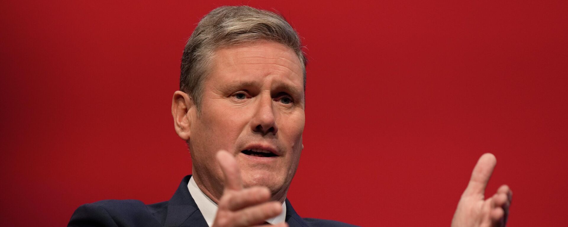 Leader of the British Labour Party Keir Starmer gestures as he makes his keynote speech at the annual party conference in Brighton, England, Sept. 29, 2021 - Sputnik India, 1920, 01.10.2025